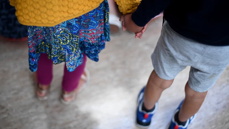 Deux enfants qui se tiennent la main en septembre 2021 (illustration)