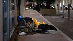 Un sans-abri dort dans la rue à Cannes, dans le sud-est de la France, le 25 avril 2025.
