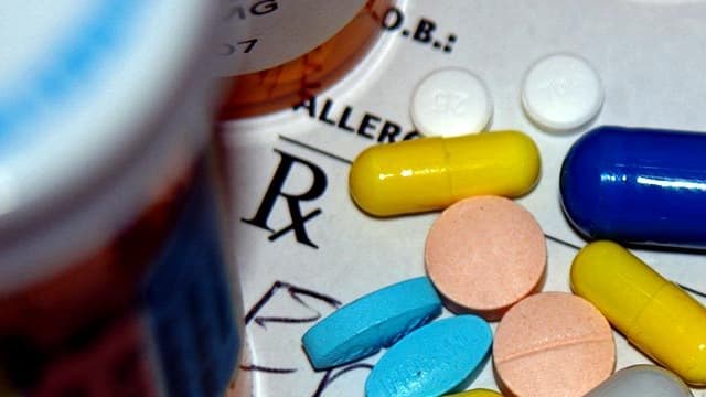 Un assortiment de pilules disposées sur une ordonnance. (photo d'illustration) 