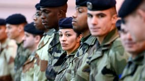 Soldats français attendant l'arrivée du ministre Jean-Yves Le Drian venu les voir avant leur envoi au Mali, à Miramas, le 25 janvier 2013.