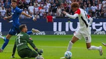 Hugo Ekitike devant Oliver Baumann, à Francfort le 31 août 2024