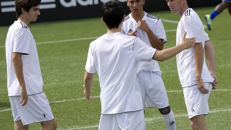 La famille Zidane au Real Madrid en 2011 : Enzo (à gauche) et Zinedine (à droite)