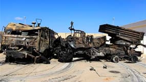 Carcasses de véhicules militaires libyens, près de la capitale Tripoli. Deux tiers des Français (66%) se disent favorables à l'intervention militaire contre les forces de Mouammar Kadhafi en Libye, selon un sondage Ifop pour France Soir diffusé mardi. /Ph