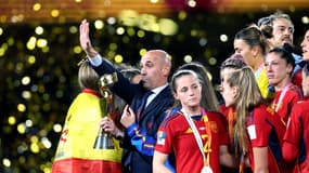 Luis Rubiales, lors de la remise du trophée, après la victoire de l'Espagne en finale de la Coupe du monde, le 20 août 2023