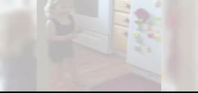 Une petite fille fait de l’escalade pour un paquet de bonbons  