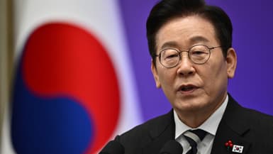 Le président sud-coréen Lee Jae Myung tient une conférence de presse à la Maison Bleue à Séoul le 3 décembre 2025, jour du premier anniversaire de la déclaration de la loi martiale par le président déchu Yoon Suk Yeol.