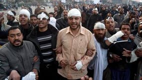 Des manifestants hostiles au gouvernement égyptien blessés dans des affrontements place Tahrir, au Caire. Les manifestants se sont dits plus déterminés que jamais après la charge de partisans du chef de l'Etat qui a fait cinq morts et 836 blessés. /Photo