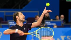 Richard Gasquet au service lors d'un match à Montpellier, le 30 janvier 2024