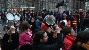 Des manifestants tambourinent leur casserole en signe de protestation contre la réforme des retraites et l'allocution d'Emmanuel Macron, à Strasbourg, le 17 avril 2023