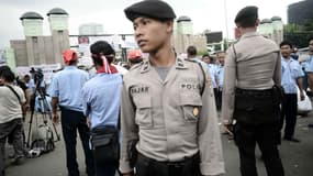 Un policier indonésien pendant une manifestation dans les rues de Jakarta, le 22 mars 2016. (Photo d'illustration)