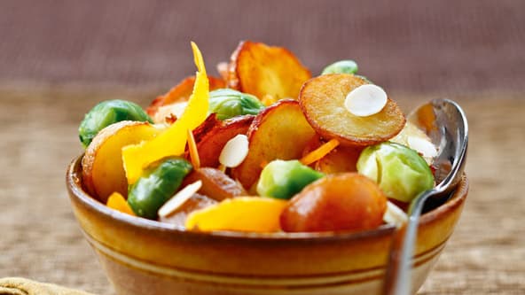 Voici une recette pour cuisiner une poêlée de pommes de terre et choux de Bruxelles à la mimolette.