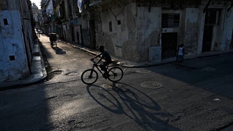 Privés de carburant, les Cubains se déplacent à vélo pour acheter des courses dont le prix a doublé et qu'ils ne pourront peut-être pas cuisiner faute d'électricité