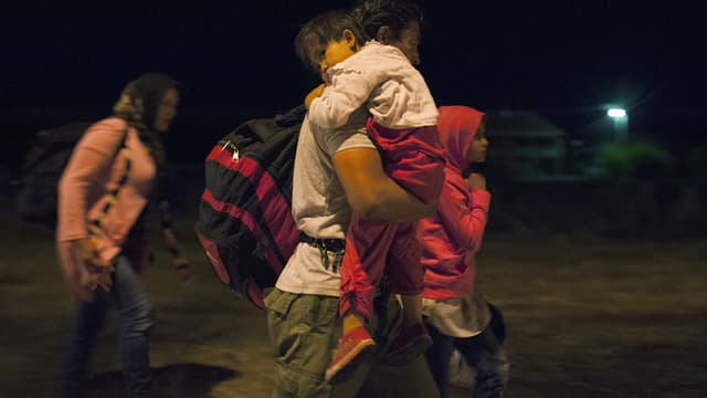 Des migrants marchent le long d'une voie ferrée à Tabanovce, à la frontière entre la Macédoine et la Serbie, le 16 juillet 2015. (Photo d'illustration)