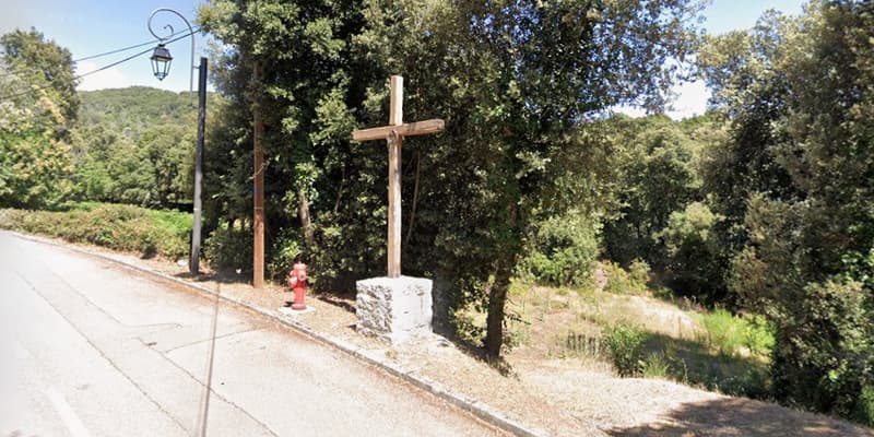 La croix avait été installée à l'entrée de la commune de Quasquara