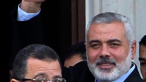 Le chef du gouvernement du Hamas dans la bande de Gaza Ismail Haniyeh (à droite) et le Premier ministre égyptien Hicham Kandil, venu étudier la possibilité d'un cessez-le-feu entre Israéliens et Palestiniens dans la ville de Gaza. Les attaques se sont pou