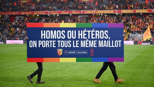 Une pancarte pour la lutte contre l'homophobie à Lens