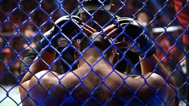 Ciryl Gane (de dos) réconforté par Fernand Lopez après sa défaite face à Jon Jones à l'UFC 285 en mars 2023