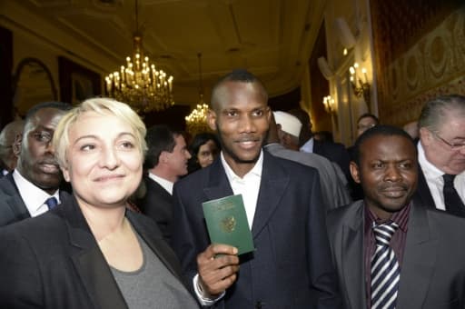 Lassana Bathily avec son passeport lors de la cérémonie de naturalisation le 20 janvier 2015 à Paris Lassana Bathily avec son passeport lors de la cérémonie de naturalisation le 20 janvier 2015 à Paris