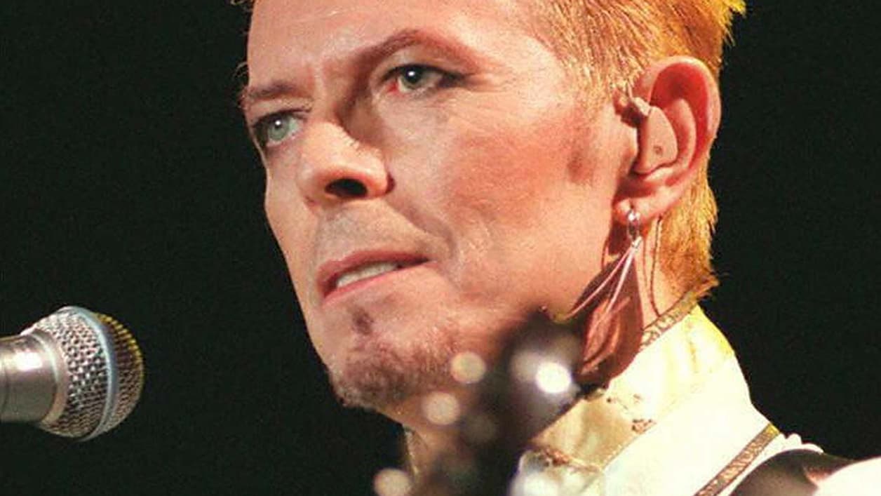 David Bowie en concert le 14 juillet 1997, au Parc des Princes, à Paris. David Bowie en concert le 14 juillet 1997, au Parc des Princes, à Paris.