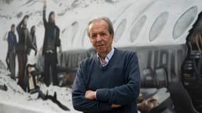 Daniel Fernandez, l'un des seize survivants du crash du vol 571 de l'armée de l'air uruguayenne dans la cordillère des Andes le 13 octobre 1972, pose devant une peinture murale réalisée par Graff Express représentant l'accident à Montevideo, le 15 novembre 2023.