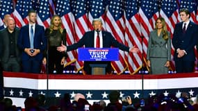 Donald Trump entouré de sa famille lors de son discours du 6 novembre 2024 à West Palm Beach