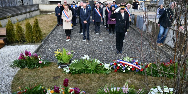 Des invités et des officiels, dont le préfet des Alpes de Haute-Provence Marc Chappuis (au premier plan) se recueillent lors de la cérémonie commémorative marquant le dixième anniversaire du crash de l'Airbus A320 de Germanwings, dans le village du Vernet, dans les Alpes françaises, le 24 mars 2025.