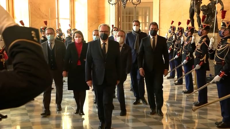 Les présidents de groupe de l'Assemblée nationale arrivant ensemble dans l'hémicycle, le 11 janvier 2022.