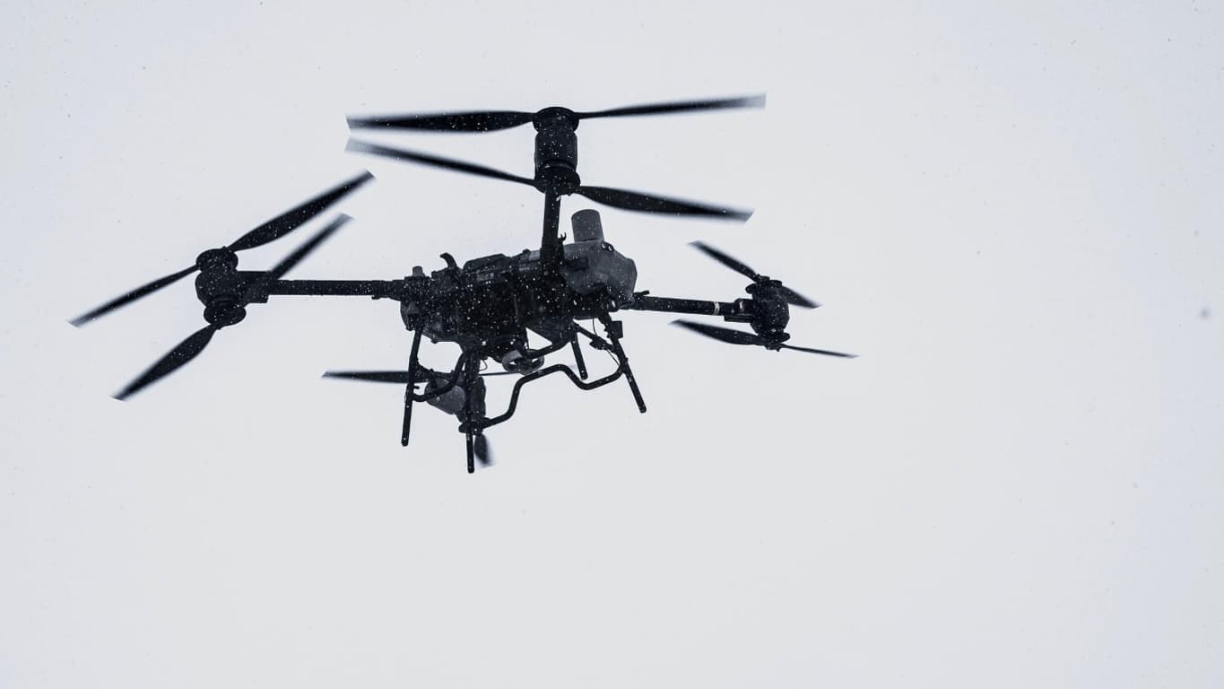 Le DJI Flycart en vol à proximité de son télépilote du PGHM de Chamonix. Le DJI Flycart en vol à proximité de son télépilote du PGHM de Chamonix.