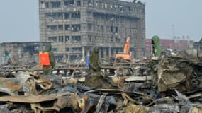 Des travailleurs chinois décontaminent le site des explosionsde Tianjin, en Chine, le 20 août 2015