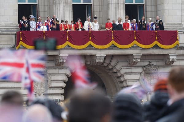 Les membres de la famille royale - sans Harry - saluent la foule depuis le balcon de Buckingham le 6 mai 2023, après le couronnement de Charles III.