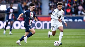 Vitinha essaie de dominer le jeune Desire Doue à la course