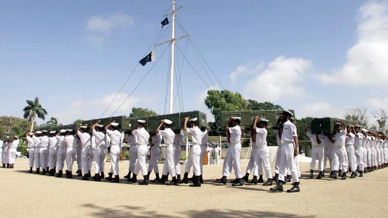 Militaires pakistanais transportant les cercueils des onze Français tués en mai 2002 dans un attentat à Karachi. La Commission consultative du secret de la défense nationale a émis un avis favorable à la déclassification de plusieurs documents dans le cad