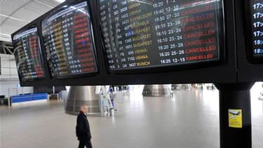 A l'aéroport de Sofia. Le trafic aérien est resté paralysé dimanche pour la quatrième journée consécutive dans une grande partie de l'Europe, bien que des vols d'essai opérés avec des avions vides n'aient révélé aucun signe de dommages et donnent donc des