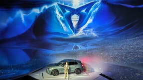 Wayne Griffiths, PDG de Seat et de Cupra, devant le nouveau SUV Terramar.