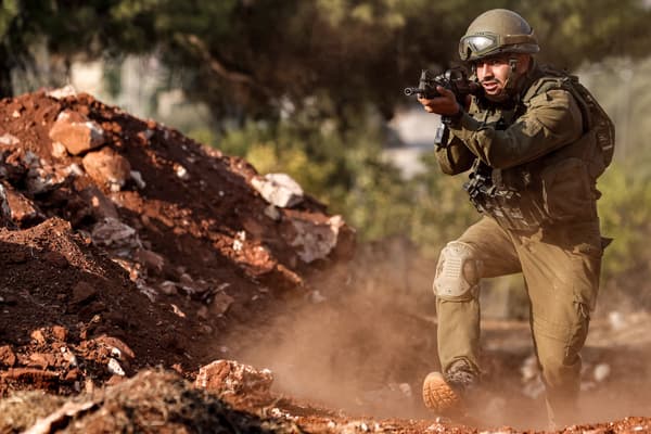 Un soldat de l'armée israélienne avance lors d'un exercice sur une position dans la région de la Haute Galilée, dans le nord d'Israël, près de la frontière avec le Liban, le 28 octobre 2023.