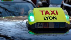Un chauffeur de taxi s'en serait pris à un véhicule qu'il pensait être celui d'un chauffeur UberPop, dans la nuit de vendredi à samedi à Lyon. 