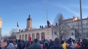 Un drapeau européen et un drapeau français ont été dégradés en marge de la manifestation à Lyon, le 31 janvier 2023. 