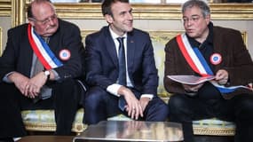 Des membres de l'Association des maires ruraux de France (AMRF) avec Emmanuel Macron, à l'Élysée le 14 janvier 2019.