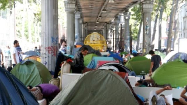 Des migrants installés dans leurs tentes dans un campement illégal, sous le métro de la station Jaurès à Paris, le 19 juillet 2016