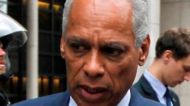 De nombreuses voix se sont élevées dimanche pour dénoncer les propos du ministre français des Outre-Mer, Victorin Lurel, qui a représenté la France vendredi aux obsèques solennelles d'Hugo Chavez à Caracas, et l'a comparé au général de Gaulle et à Léon Bl