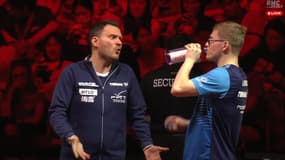 Nathanaël Molin adresse une soufflante à Alexis Lebrun le 8 février 2025 en demi-finale du Grand Slam de Singapour