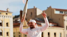 Le rappeur Jul sur le Vieux Port de Marseille où il a allumé le chaudron olympique ce mercredi 8 mai.