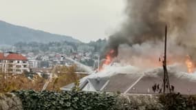 Violent incendie à la mairie d'Annecy - Témoins BFMTV