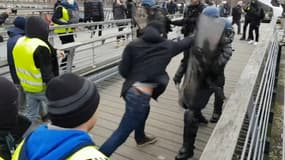 L'ancien boxeur professionnel, suspecté de violences sur deux gendarmes mobiles samedi à Paris, a été interpellé ce lundi.