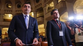Le chef du parti nationaliste AUR, George Simion, 38 ans, et le maire centriste de Bucarest, Nicusor Dan, 55 ans, candidats à la présidentielle en Roumanie.