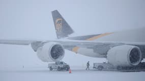 Un avion cargo Boeing 747, garé dans la neige à l'aéroport international Muhammad Ali de Louisville dans le Kentucky, le 5 janvier 2025.