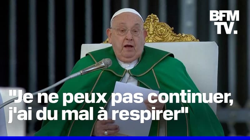 Le pape François demande de l'aide pour lire son discours lors de la célébration d'une messe