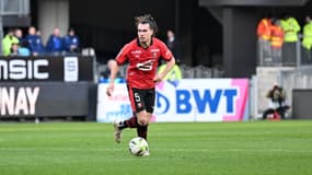 Arthur Theate sur la pelouse du Roazhon Park face à Lorient, le 3 mars 2024