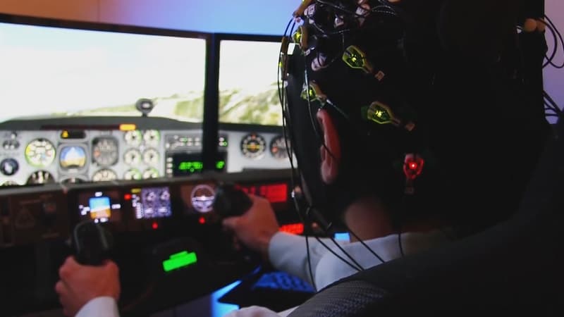 Un apprenti pilote porte un casque de stimulation cérébrale.