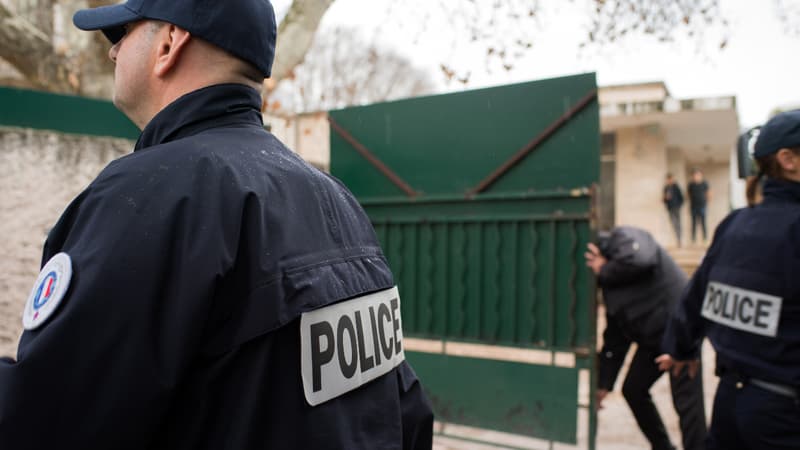 Des policiers patrouillent sur les lieux de l'agression, à Marseille.